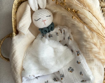 Doudou lapin crochet fleurs bleues - Doudou personnalisé - Doudou crochet - Cadeau naissance - bébé