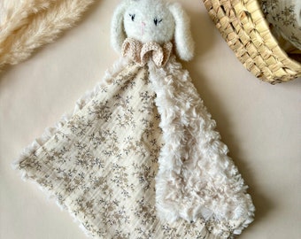 Doudou lapin Léonie fleuri - Doudou personnalisé - Doudou crochet - Cadeau naissance - bébé