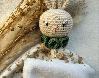Doudou lapin crochet bouquets de roses marron - Doudou personnalisé - Doudou crochet - Cadeau naissance - bébé