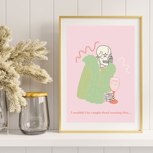 Pu&ograve; includere: Un'illustrazione rosa e verde di uno scheletro che indossa un cappotto di pelliccia e tiene un bicchiere di vino. Il testo sotto l'immagine dice "Non mi troverebbero morto a indossare questo..."