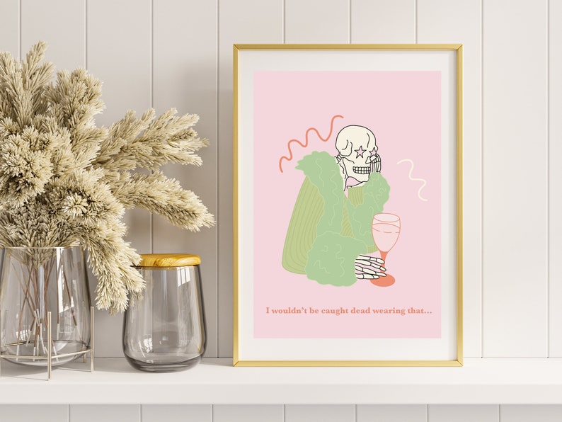 Pu&ograve; includere: Un'illustrazione rosa e verde di uno scheletro che indossa un cappotto di pelliccia e tiene un bicchiere di vino. Il testo sotto l'immagine dice "Non mi troverebbero morto a indossare questo..."