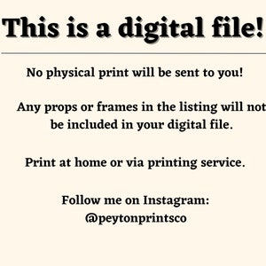 Pu&ograve; includere: Testo su sfondo bianco che recita: "Questo &egrave; un file digitale! Nessuna stampa fisica verr&agrave; inviata! Eventuali oggetti di scena o cornici nell'elenco non saranno inclusi nel tuo file digitale. Stampa a casa o tramite un servizio di stampa. Seguimi su Instagram: @peytonprintsco"