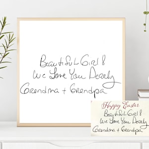 Peut inclure: Une image encadrée blanche avec un message manuscrit qui dit "Beautiful Girl! We Love You Dearly Grandma + Grandpa". Il y a une petite carte sous l'image avec le même message mais avec l'ajout de "Happy Easter" en haut.