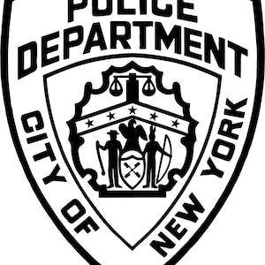 Peut inclure: Écusson noir et blanc de la police de New York. L'emblème en forme de bouclier porte les mots "Police Department" et "City of New York". Le motif central comprend un aigle, des balances, des étoiles et des personnages avec des armes.