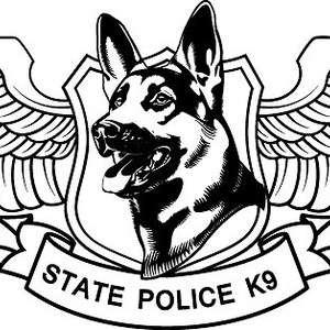 Puede incluir: Ilustración en blanco y negro de un pastor alemán con alas, dentro de un escudo con el texto "STATE POLICE K9".