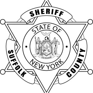 Könnte beinhalten: Schwarzweiß-Illustration eines Sheriffs-Abzeichens mit einem fünfzackigen Stern, die Worte "Sheriff", "Staat New York" und "Suffolk County" in einem Banner um den Stern.