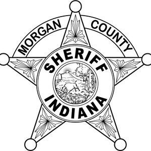 Op de afbeelding: Zwart-witte illustratie van een sheriff-badge met een vijfpuntige ster. De ster heeft de woorden "Morgan County" op de buitenrand en "Sheriff Indiana" in het midden. Het midden van de ster toont een kleine illustratie van een landschap met een zon, bomen en een hert.