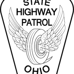 Puede incluir: Emblema en blanco y negro de la Patrulla de Carreteras del Estado de Ohio. El emblema presenta un neumático con alas, y las palabras "STATE HIGHWAY PATROL" y "OHIO" en letras negras en negrita. El emblema tiene forma de escudo.