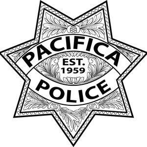 Pode incluir: Ilustração em preto e branco de um distintivo de estrela de seis pontas com as palavras "Pacifica Police" e "Est. 1959" dentro.