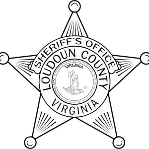 Op de afbeelding: Zwart-witte illustratie van een stervormig sheriff-badge met de tekst "Sheriff's Office Loudoun County Virginia".