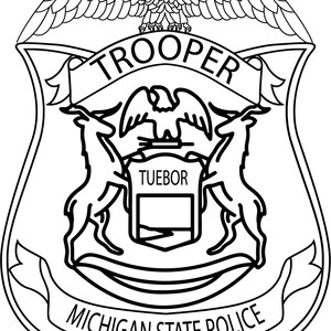 Puede incluir: Una ilustración en blanco y negro de una insignia de la Policía Estatal de Michigan. La insignia presenta un escudo con un águila, dos alces y las palabras "TROOPER" y "MICHIGAN STATE POLICE".