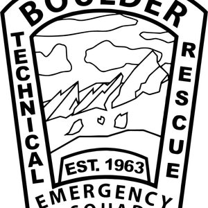 Può includere: Emblema in bianco e nero per il Boulder Technical Rescue Emergency Squad. L'emblema presenta le parole "Boulder" e "Rescue" in un font curvo, con "Technical" e "Emergency Squad" allineati verticalmente. Il centro mostra una catena montuosa e il testo "Est. 1963".