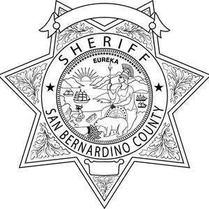 Könnte beinhalten: Schwarzweiß-Illustration eines Sheriff-Abzeichens mit einem sechszackigen Stern-Design. Das Abzeichen trägt die Worte "SHERIFF" und "SAN BERNARDINO COUNTY" um ein zentrales Bild einer Frau mit einem Speer, einem Bären und einem Schiff.