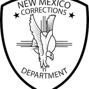 Może przedstawiać: Czarno-białe logo Departamentu Poprawczego Nowego Meksyku. Logo przedstawia stylizowanego orła z rozpostartymi skrzydłami, symbol słońca i tekst "NEW MEXICO CORRECTIONS DEPARTMENT".