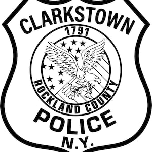 Op de afbeelding: Zwart-witte illustratie van een politiebadge met de tekst "Clarkstown Police N.Y." en "Rockland County" rond een Amerikaanse zeearend met uitgespreide vleugels.