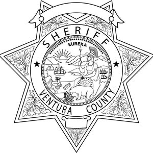 Puede incluir: Ilustración en blanco y negro de una placa de sheriff con forma de estrella de seis puntas. La placa muestra las palabras "Sheriff Ventura County" y "Eureka" dentro de un círculo. El círculo también incluye una representación de una mujer sosteniendo una lanza, un oso y un barco.