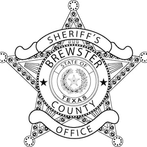 Puede incluir: Ilustración en blanco y negro de una placa de sheriff con una estrella de cinco puntas. La placa dice "Sheriff's Brewster County Office" y "State of Texas" dentro de la estrella.