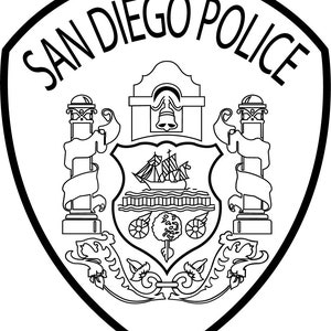 Puede incluir: Ilustración en blanco y negro de la insignia del Departamento de Policía de San Diego. La insignia presenta un escudo con un barco, una campana y dos pilares.