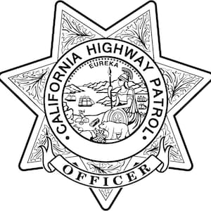 Könnte beinhalten: Schwarzweiß-Illustration eines Abzeichens eines Beamten der California Highway Patrol. Das Abzeichen ist ein sechszackiger Stern mit einem Kreis in der Mitte. Der Kreis enthält die Worte "California Highway Patrol" und eine Darstellung einer Frau, die auf einem Hügel mit einem Speer in der Hand steht. Die Worte "Eureka" und "Officer" sind ebenfalls auf dem Abzeichen.