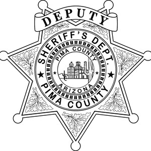 Könnte beinhalten: Schwarz-weiß-Illustration eines Sheriff-Abzeichens mit einer sechszackigen Sternform. Das Abzeichen trägt den Text "DEPUTY SHERIFF'S DEPT. PIMA COUNTY ARIZONA PIMA COUNTY" in einem Kreis.