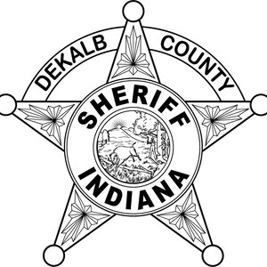 Peut inclure: Illustration en noir et blanc d'un badge d'étoile de shérif avec les mots "DEKALB COUNTY SHERIFF INDIANA" autour du périmètre.