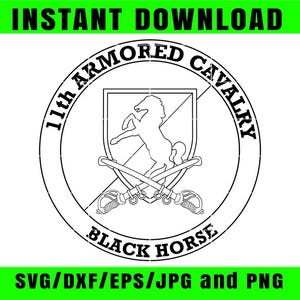 Puede incluir: Gráfico en blanco y negro del emblema del 11º Regimiento de Caballería Blindada. El emblema presenta un caballo dentro de un escudo, sables cruzados y el texto "11th ARMORED CAVALRY BLACK HORSE". También están presentes las palabras "INSTANT DOWNLOAD" y "SVG/DXF/EPS/JPG and PNG".