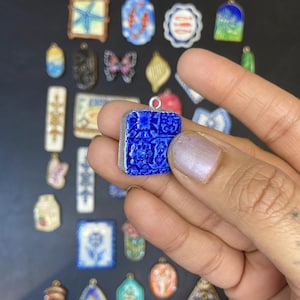 Handskulpterad blå mosaikberlock, marockanskt halsbandshänge, hartsbelagd