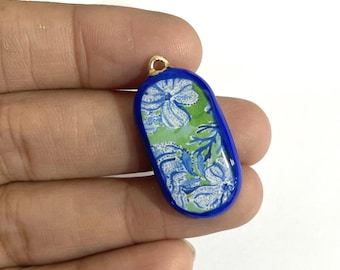 Handbeschilderde ovale hanger van koud porselein met bloemenmotief, blauwgroen.