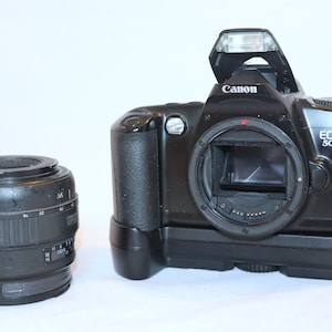 Canon EOS 500 SLR camera with Sigma zoom lens 3.5-4.5/28-70 mm and Canon hand grip with battery pack, tested