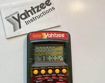 Gioco Yahtzee elettronico portatile del 1995, colore trasparente fumé, marca MB Milton Bradley 4511, testato.