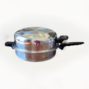 Sartén Lifetime Skillet de 28 cm (11"), acero inoxidable 304 cc, tapa abovedada, fabricada en EE. UU., con inserto para escalfar huevos.