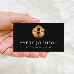 Cartão de visita dourado para dublador | Cartão de visita com logotipo de microfone faça você mesmo | Cartão de visita digital preto editável para dublador