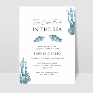 Può includere: Un invito bianco con illustrazioni ad acquerello blu di alghe e pesci. Il testo recita "Two Less Fish In The Sea" e include i dettagli per una festa di fidanzamento in onore di Sophie e Fabio.