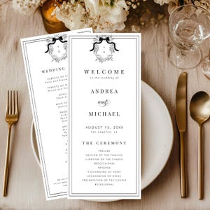 Pode incluir: Programa de cerimônia de casamento em preto e branco com um design floral e os nomes Andrea e Michael. O programa lista a ordem dos eventos da cerimônia, incluindo o prelúdio, o assento das famílias, o acendimento da vela, a procissão, a leitura, a troca de votos, a troca de alianças, a apresentação do casal e a saída.