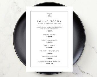 Puede incluir: Un programa de eventos blanco con texto negro, que detalla el programa de un baile benéfico empresarial. El programa está colocado sobre un plato negro, sobre un fondo de mármol blanco. El horario incluye la llegada de los invitados a las 18:00.