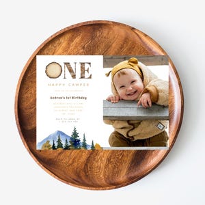 Faire-part pour le 1er anniversaire d'un campeur heureux - Invitation modifiable de photo sur le thème du camping, modèle d'anniversaire de garçon de la forêt, téléchargement immédiat