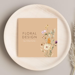 Cartão de visita quadrado editável - Modelo de cartão de visita com aquarela e flores silvestres faça você mesmo - Cartão de visita com design floral para impressão digital