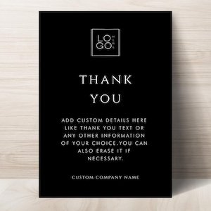 Peut inclure: Carte de remerciement noire et blanche avec le texte "THANK YOU" et "ADD CUSTOM DETAILS HERE LIKE THANK YOU TEXT OR ANY OTHER INFORMATION OF YOUR CHOICE. YOU CAN ALSO ERASE IT IF NECESSARY." et "CUSTOM COMPANY NAME".