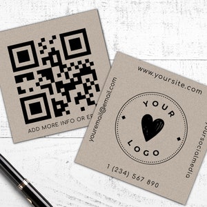 Tarjeta de presentación cuadrada con diseño geométrico de código QR y aspecto de papel Kraft, tarjeta de presentación autoeditable con sitio web escaneable con código QR.