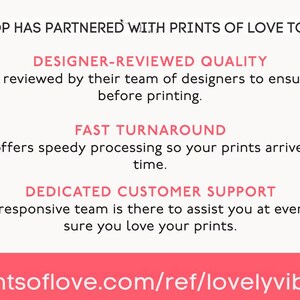 K&ouml;nnte beinhalten: Eine Werbegrafik f&uuml;r Prints of Love mit einem rosa Herzlogo und Text. Der Text hebt die von Designern gepr&uuml;fte Qualit&auml;t, die schnelle Bearbeitung und den engagierten Kundensupport hervor. Ein Gutscheincode f&uuml;r 10 % Rabatt wird ebenfalls angezeigt.