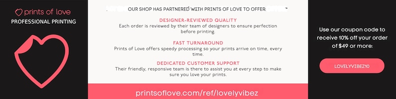 K&ouml;nnte beinhalten: Eine Werbegrafik f&uuml;r Prints of Love mit einem rosa Herzlogo und Text. Der Text hebt die von Designern gepr&uuml;fte Qualit&auml;t, die schnelle Bearbeitung und den engagierten Kundensupport hervor. Ein Gutscheincode f&uuml;r 10 % Rabatt wird ebenfalls angezeigt.
