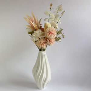 Jarrón único: belleza imperfecta para flores secas