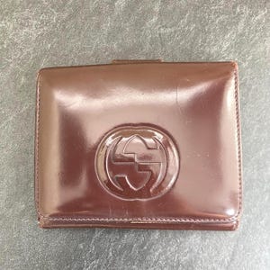 Cartera vintage Gucci de piel marrón con diseño compacto y logotipo GG