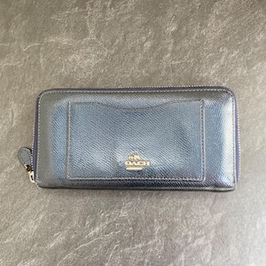 Cartera Coach con cremallera en el contorno – Piel flor azul marino – Interior espacioso