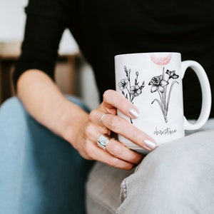 Puede incluir: Taza de cer&aacute;mica blanca con un dibujo de flores en l&iacute;nea negra y el nombre "christine" impreso en la parte inferior.