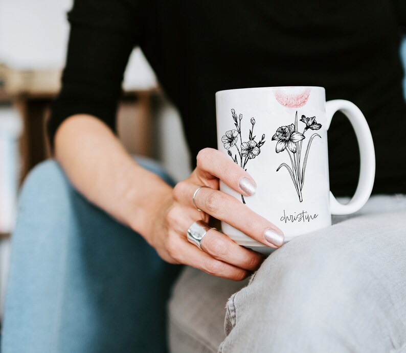 Puede incluir: Taza de cer&aacute;mica blanca con un dibujo de flores en l&iacute;nea negra y el nombre "christine" impreso en la parte inferior.