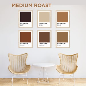 Puede incluir: Seis muestras de color enmarcadas con el texto "COFFEE TONE", un número de tono y una descripción. Las muestras están dispuestas en dos filas de tres. Los colores son marrón oscuro, marrón claro, marrón medio, naranja oscuro, marrón medio y marrón claro. El texto "MEDIUM ROAST" está en la parte superior de la imagen.