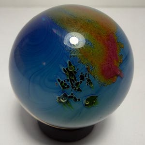 Esfera de cristal artístico firmada por Josh Simpson, "Pequeño Planeta Habitado", 1,75" imagen 3