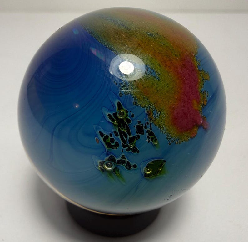 Esfera de cristal artístico firmada por Josh Simpson, "Pequeño Planeta Habitado", 1,75" imagen 3
