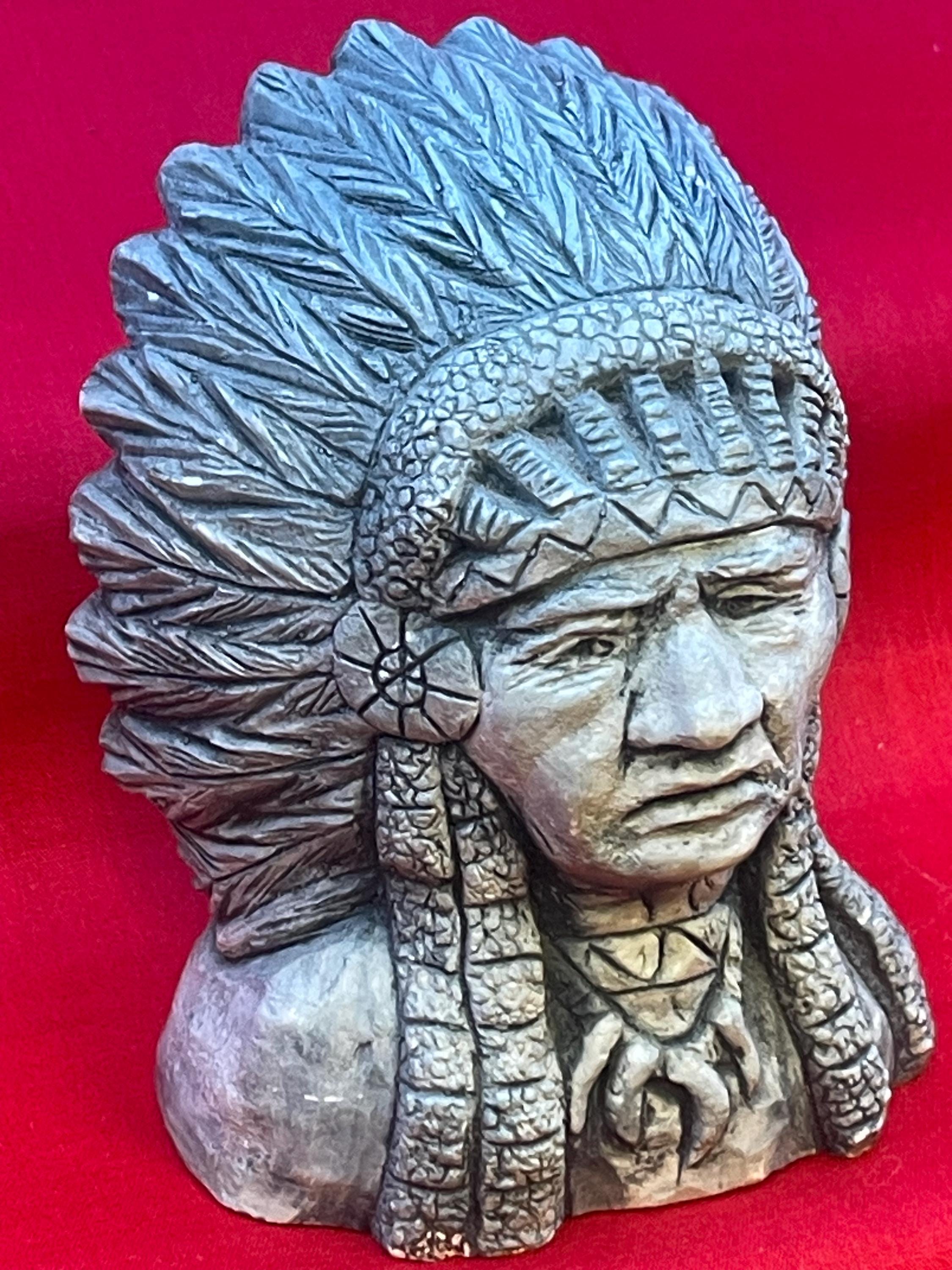 Western - Statue de Chef Indien avec longue coiffe et lance de guerre